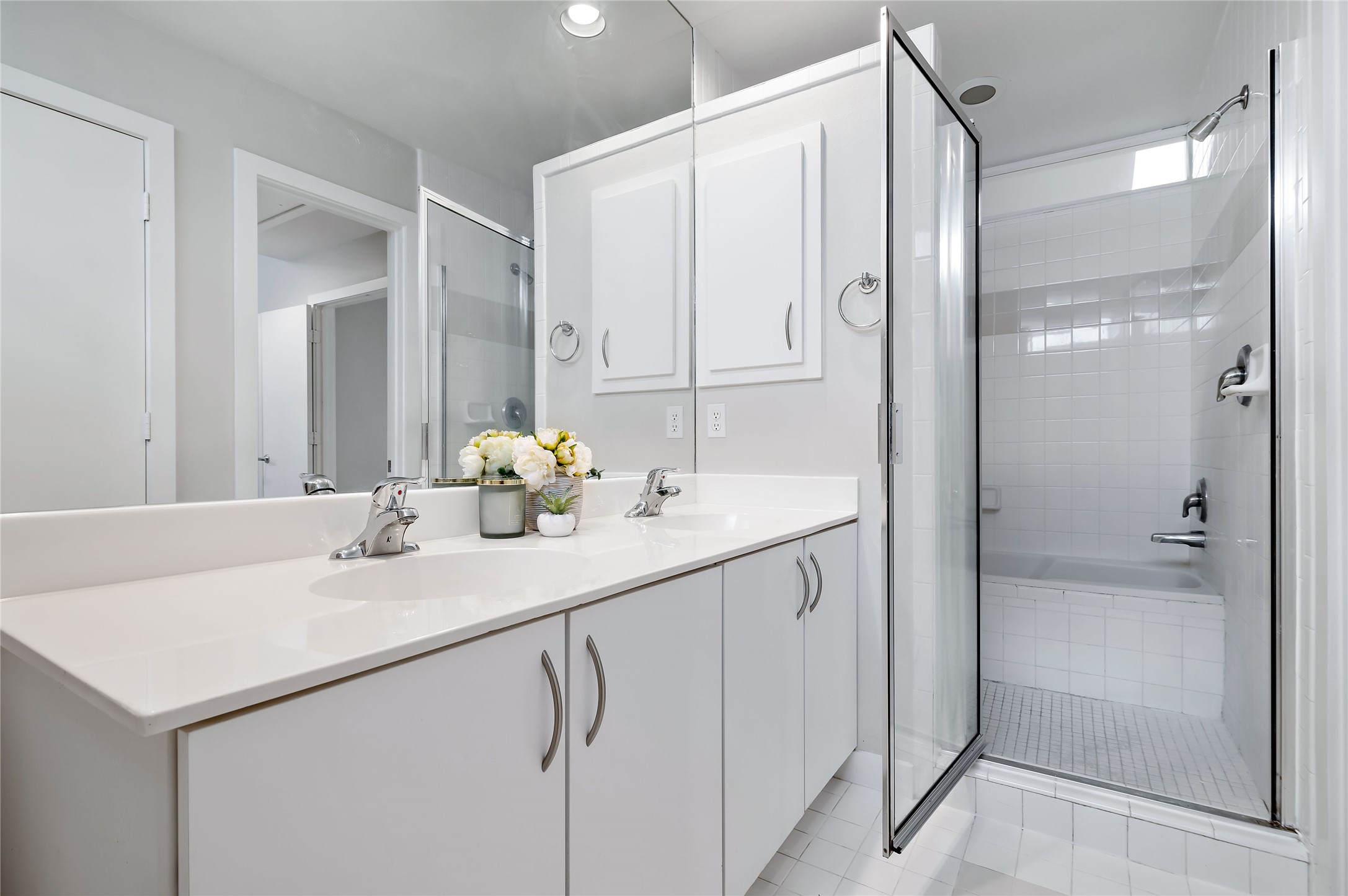 2605 Calumet Street, Unit 34 Houston, TX 77004 - Photo 33 of 37 a bathroom with a sink and a mirror