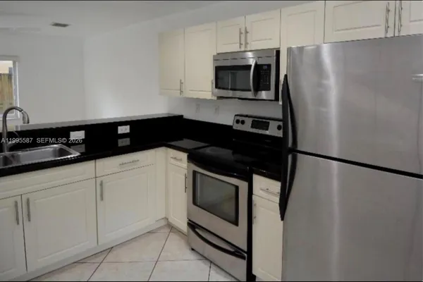 $2,795 | 324 Northeast 3rd Street, Unit D, Hallandale Beach, FL 33009
