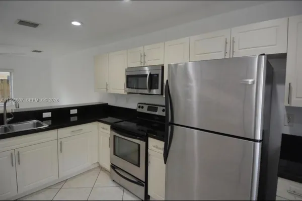 $2,795 | 324 Northeast 3rd Street, Unit D, Hallandale Beach, FL 33009