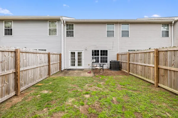 a view of backyard of the house
