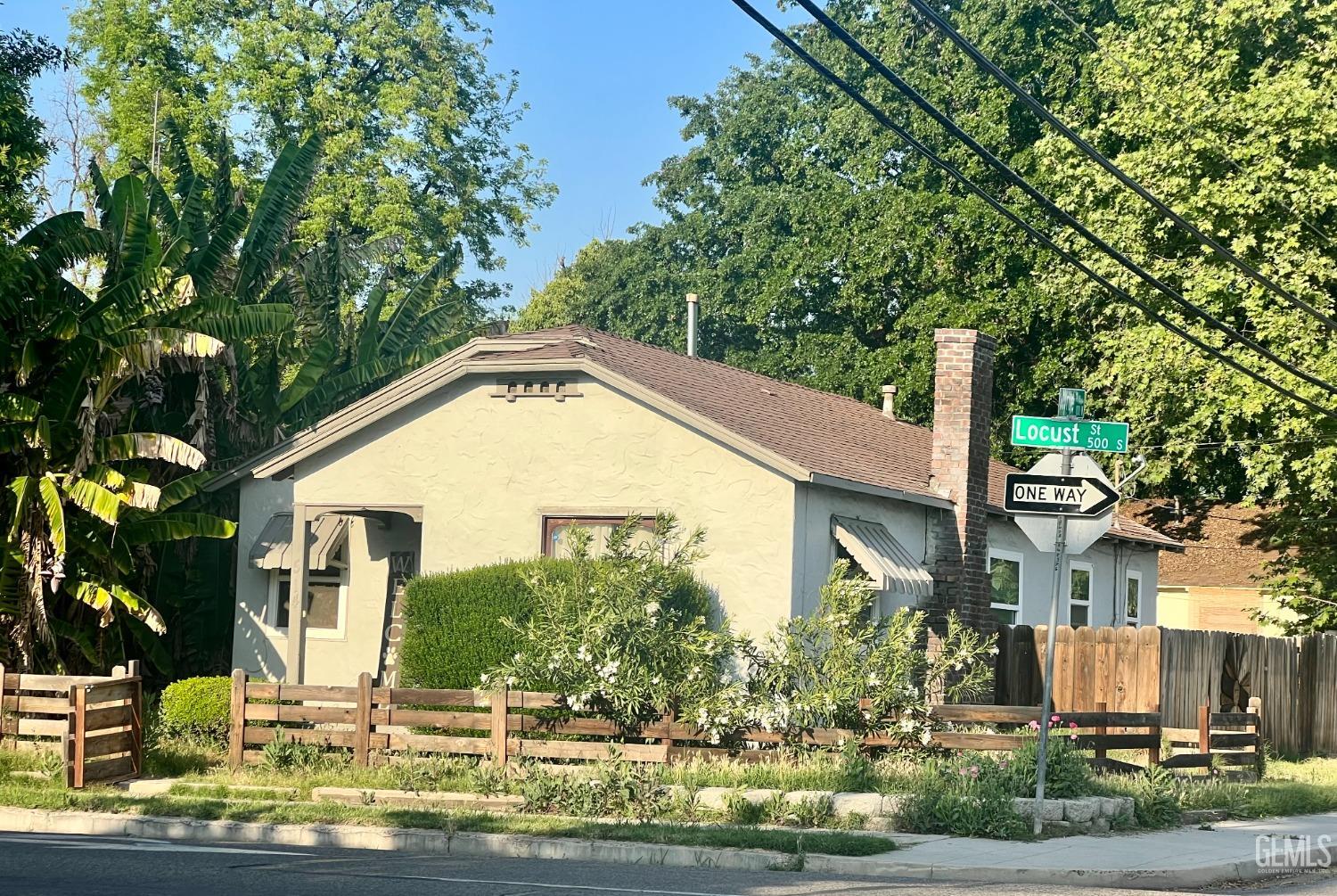 a view of a house with a yard and plants