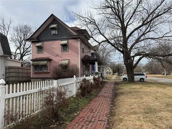 $200,000 | 1009 Southwest Huntoon Street, Topeka, KS 66604