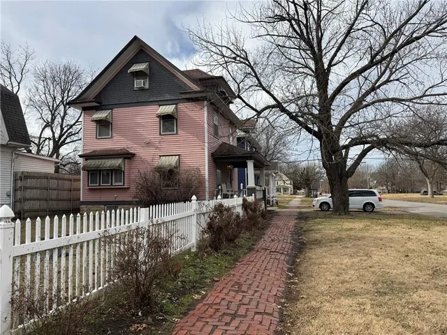 $200,000 | 1009 Southwest Huntoon Street, Topeka, KS 66604