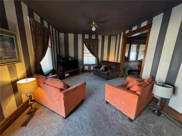 $200,000 | 1009 Southwest Huntoon Street, Topeka, KS 66604