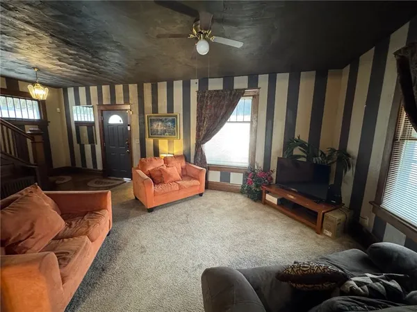 $200,000 | 1009 Southwest Huntoon Street, Topeka, KS 66604