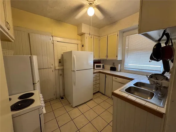 $200,000 | 1009 Southwest Huntoon Street, Topeka, KS 66604