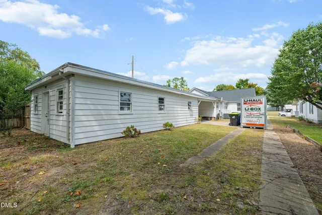 a view of a house with backyard and garden