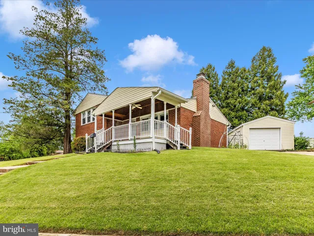 a view of a house with backyard and deck