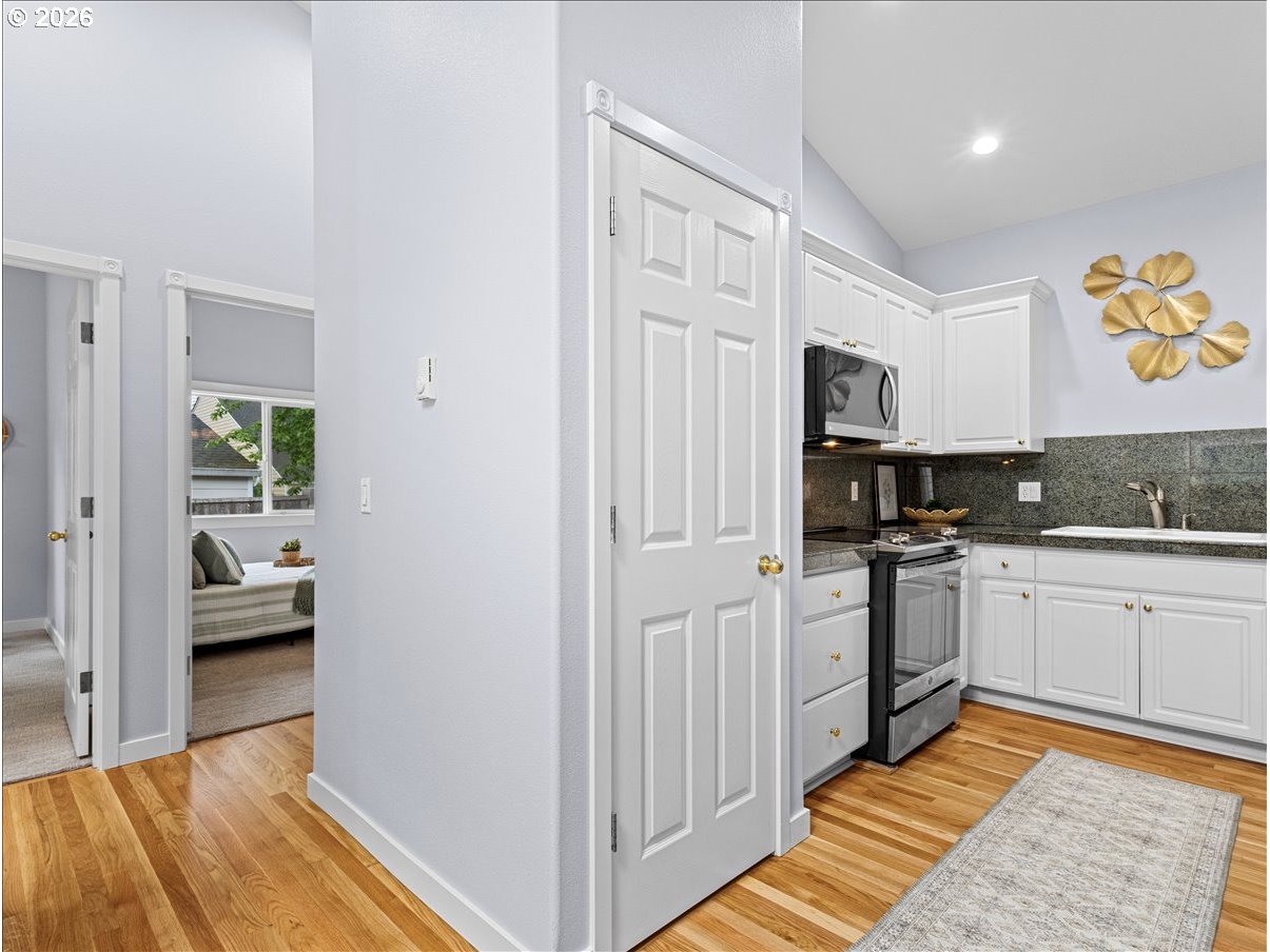 8830 Southwest Maple Court Portland, OR 97223 - Photo 13 of 33