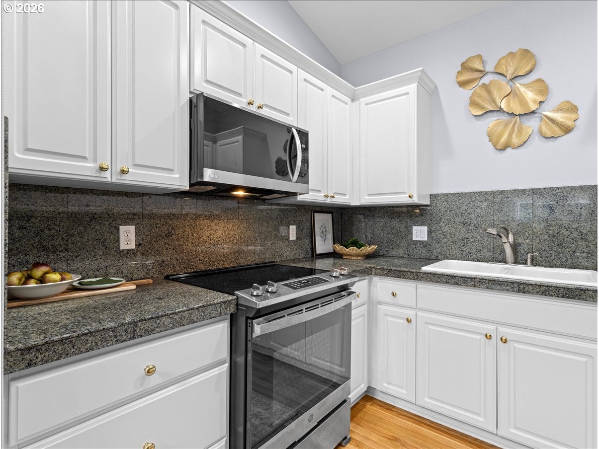 8830 Southwest Maple Court Portland, OR 97223 - Photo 15 of 33