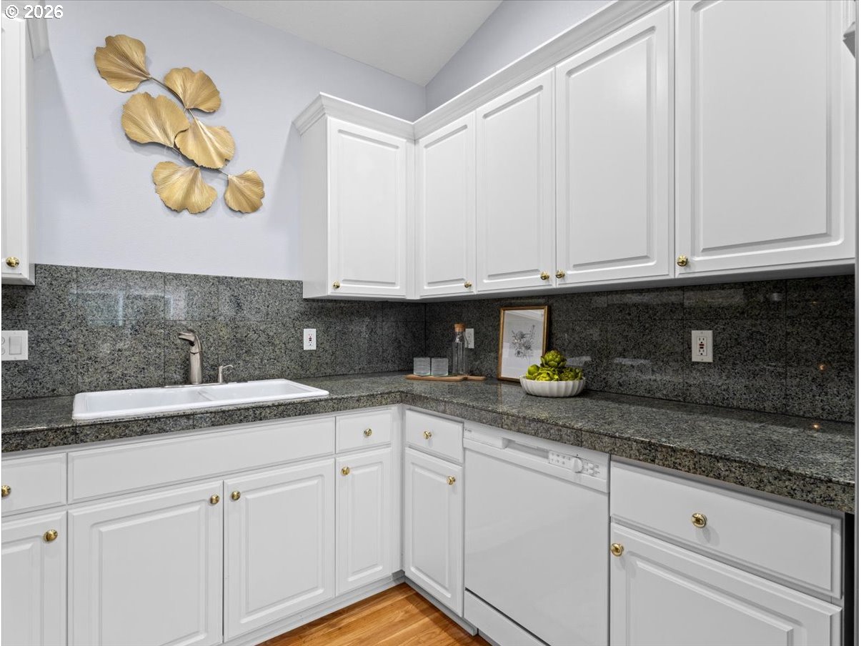 8830 Southwest Maple Court Portland, OR 97223 - Photo 16 of 33