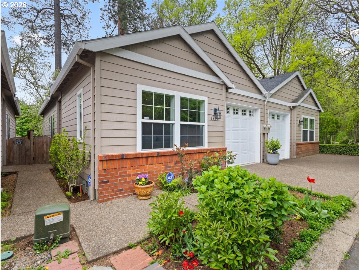 8830 Southwest Maple Court Portland, OR 97223 - Photo 3 of 33