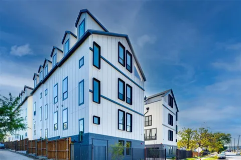 $3,090 | 512 North Lancaster Avenue, Unit 12, Dallas, TX 75203