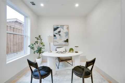 $3,090 | 512 North Lancaster Avenue, Unit 12, Dallas, TX 75203