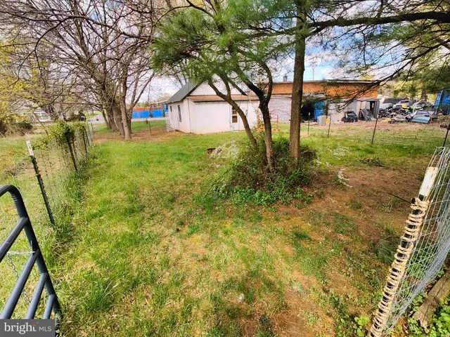 a view of back yard of the house