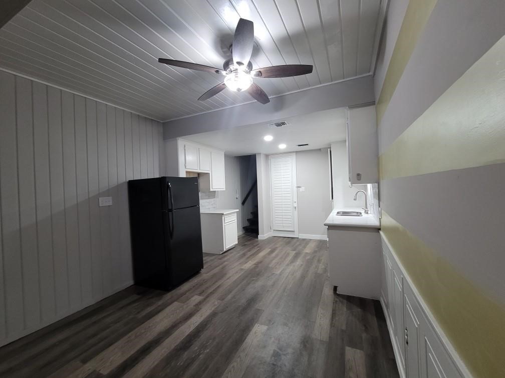 28 Lakeway Street Conroe, TX 77304 - Photo 3 of 10 a view of kitchen with refrigerator and window