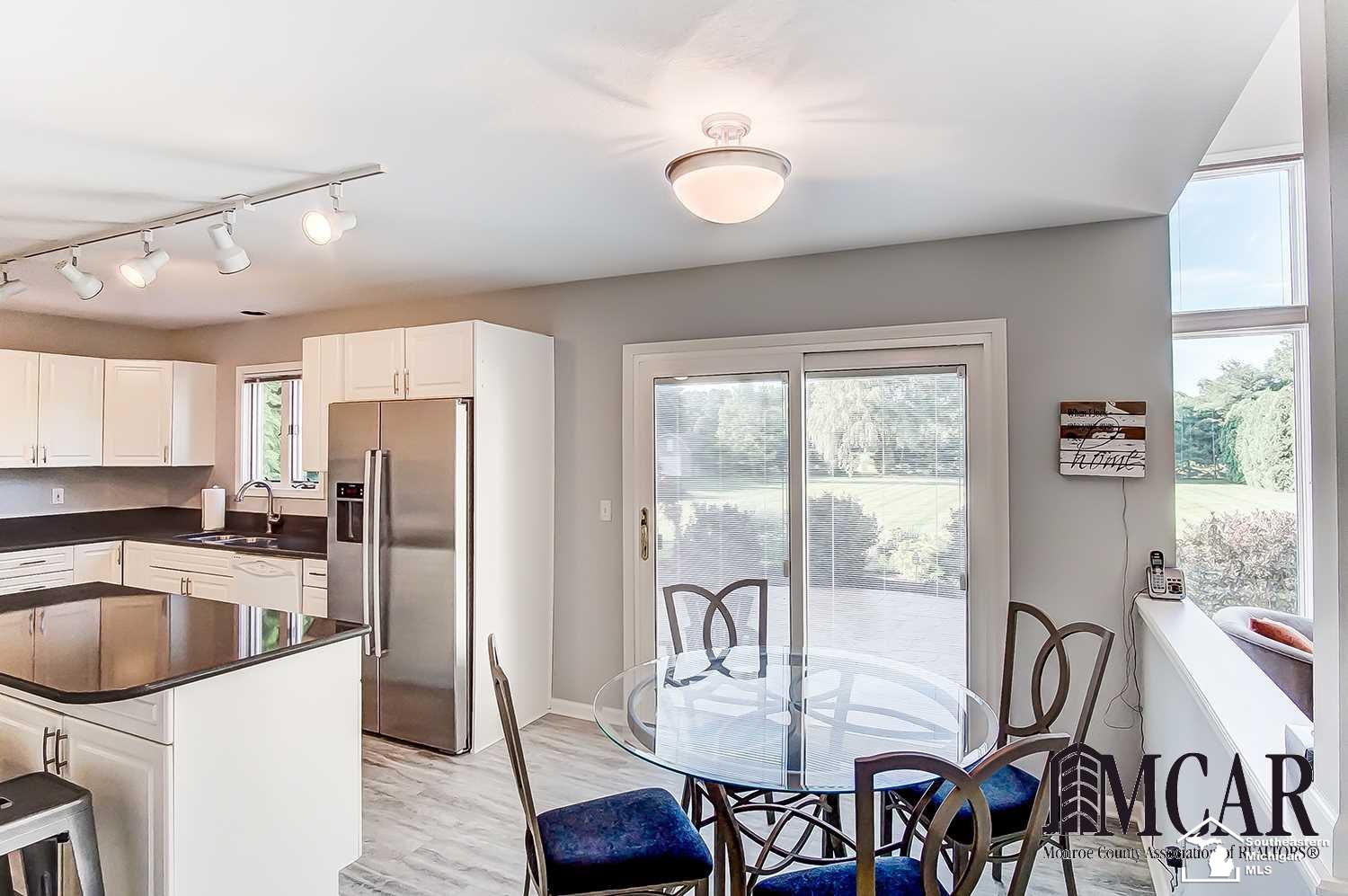 Eat-in Kitchen