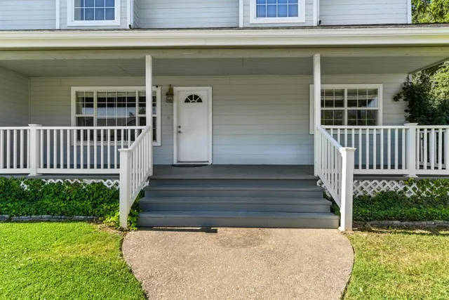 a view of a entrance door of the house