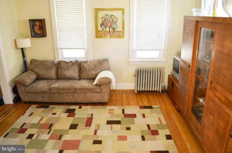 16 Ridge Road Baltimore, MD 21228 - Photo 5 of 24 Living Room