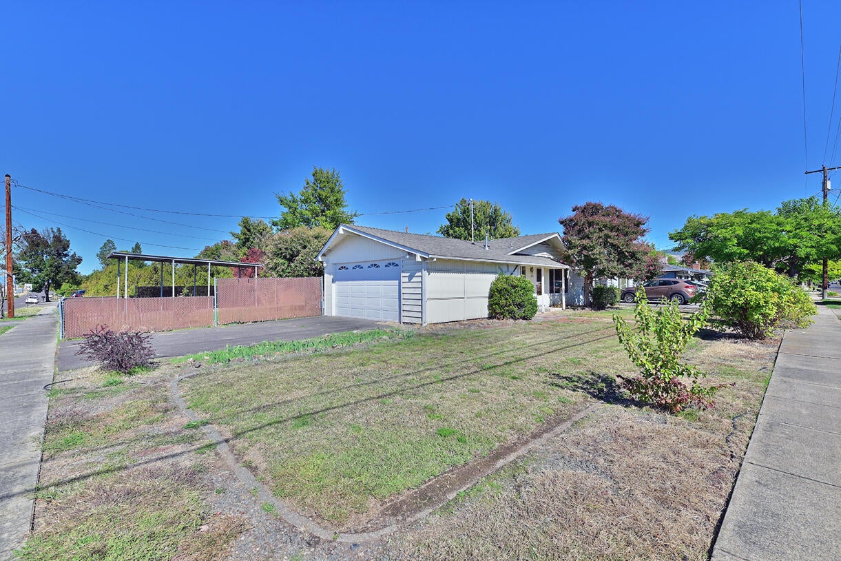 1801 Roberts Road Medford, OR 97504 - Photo 3 of 15 DSC_1459