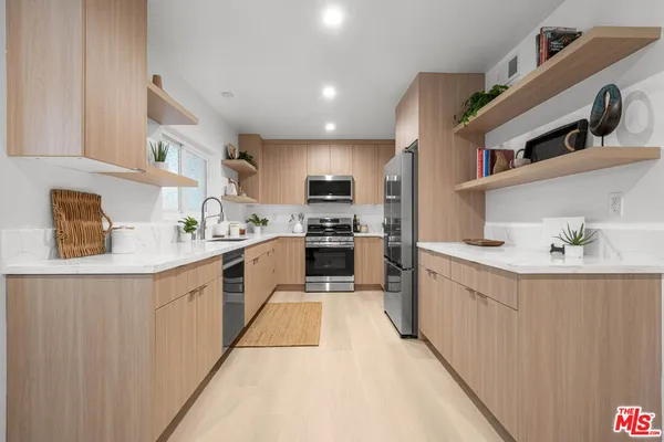 $645,000 | 5301 Yarmouth Avenue, Unit 2, Los Angeles, CA 91316