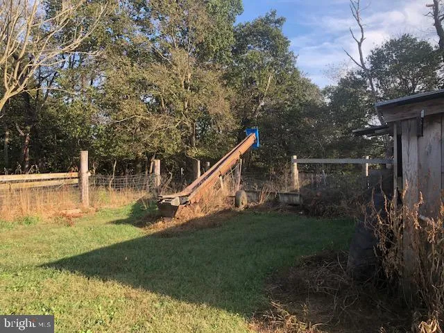 a view of a house with backyard