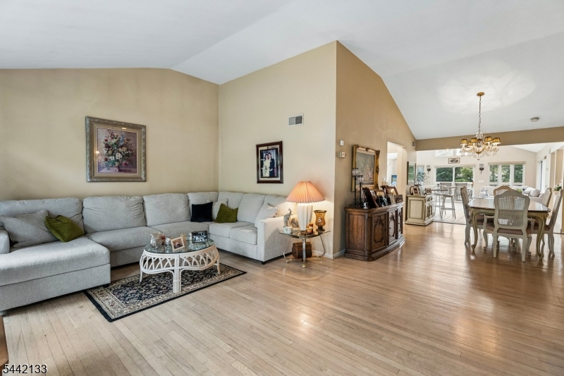 359 Meisel Avenue Springfield, NJ 07081 - Photo 8 of 31