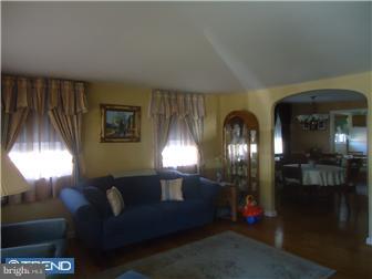 727 Millwood Road Philadelphia, PA 19115 - Photo 3 of 12 Living Room