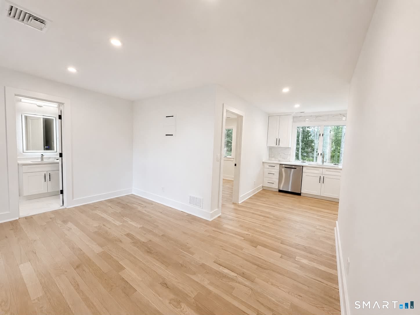 29 Flint Rock Road Stamford, CT 06903 - Photo 24 of 34 In-Law Suite: 1 Bedroom, Full Bathroom, Kitchenette, and Living Space with separate entrance and access to a separate Laundry Closet.