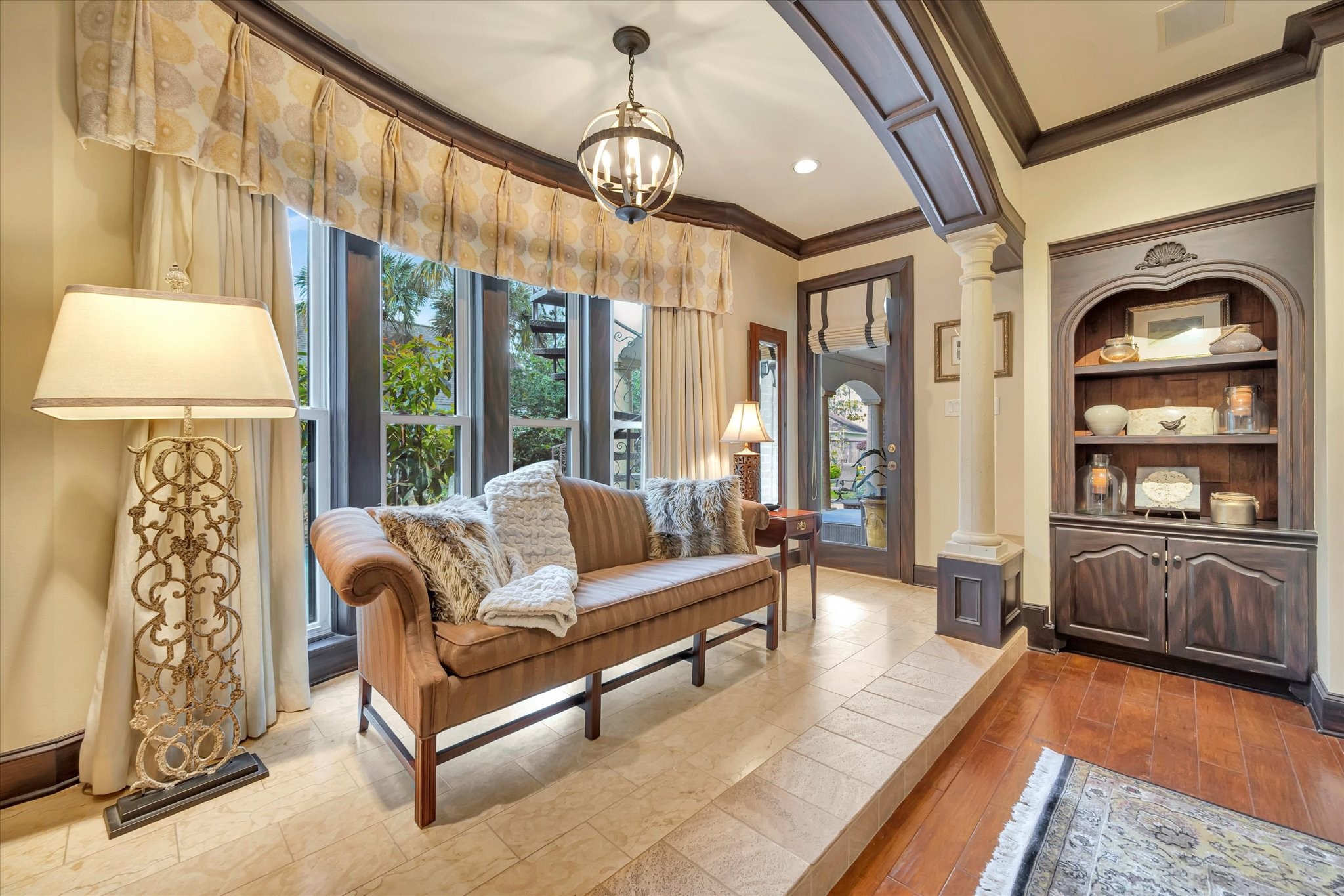 14214 Golf View Trail Houston, TX 77059 - Photo 28 of 49 a living room with furniture and a large window
