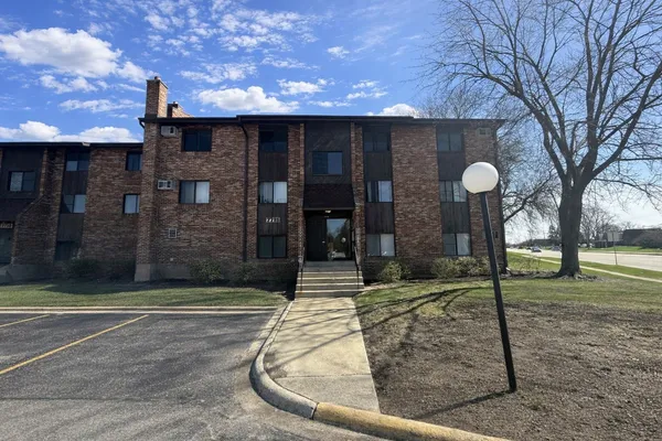 $1,800 | 7715 Woodward Avenue, Unit 3B, Woodridge, IL 60517