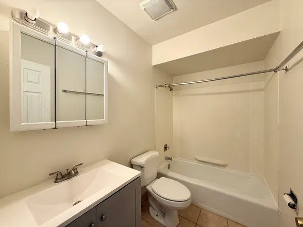 $1,800 | 7715 Woodward Avenue, Unit 3B, Woodridge, IL 60517