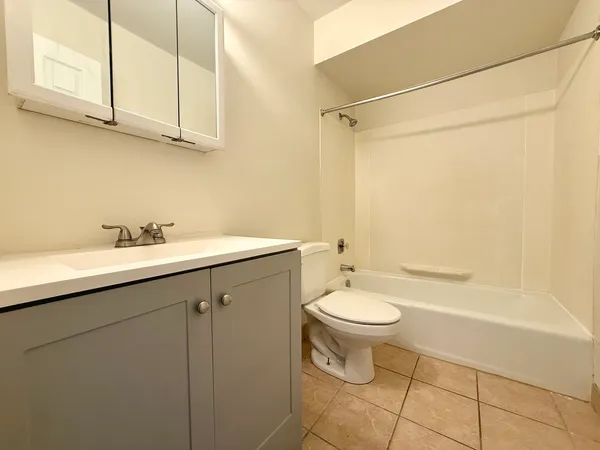 $1,800 | 7715 Woodward Avenue, Unit 3B, Woodridge, IL 60517