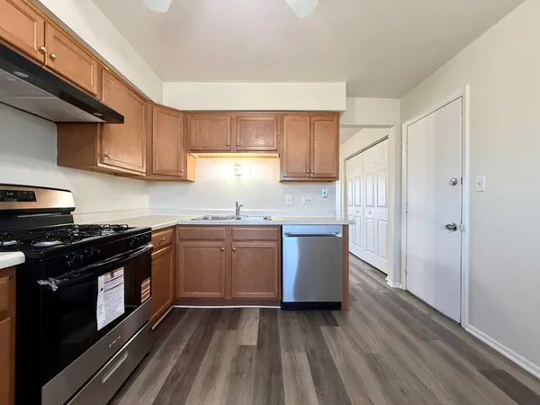 $1,800 | 7715 Woodward Avenue, Unit 3B, Woodridge, IL 60517