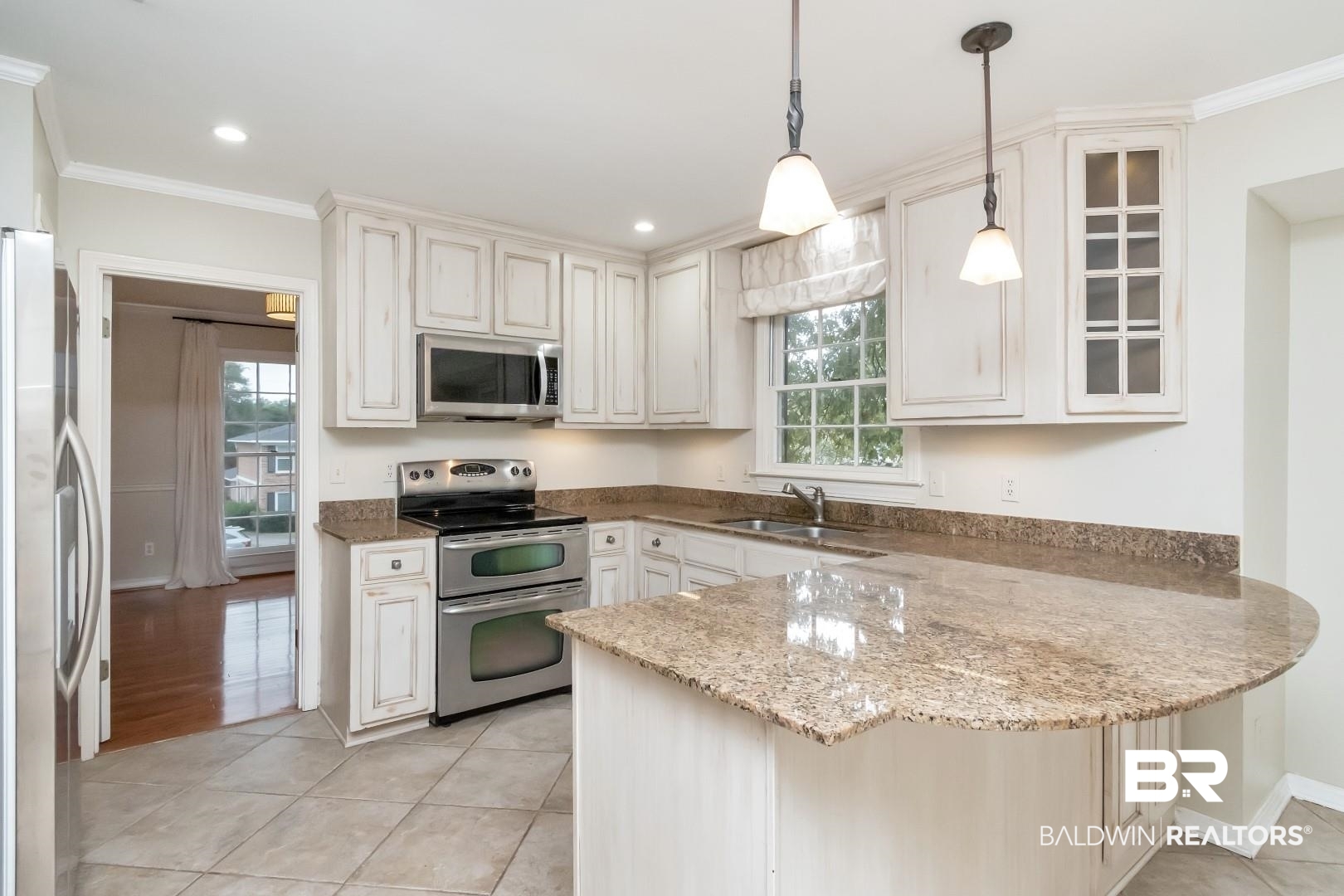 1229 West Chimney Top Drive Mobile, AL 36695 - Photo 15 of 36 Kitchen with kitchen peninsula, stainless steel appliances, decorative light fixtures, ornamental molding, and sink
