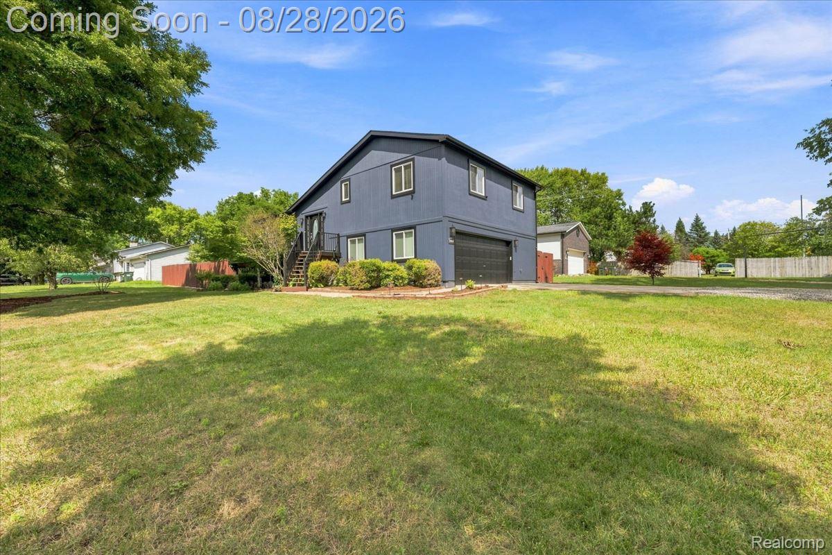 2048 Grace Avenue Rochester, MI 48309 - Photo 32 of 38 Side yard. 01-2048_Grace_Ave_133.jpg