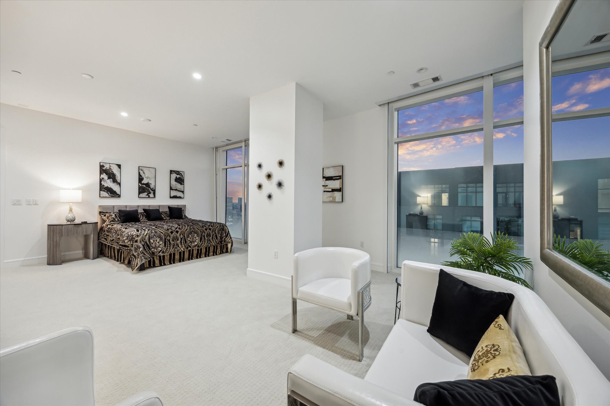 4521 San Felipe Street, Unit 23045 Houston, TX 77027 - Photo 13 of 25 Imagine waking up every day in this oversized primary suite with these awesome views, the perfect way to start a day.