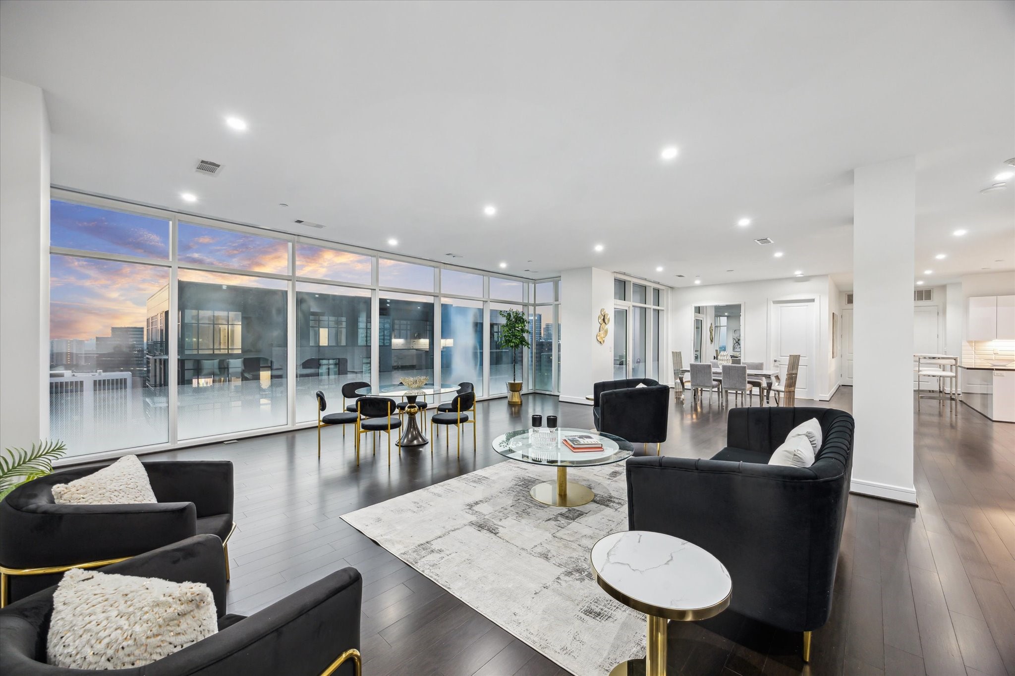 4521 San Felipe Street, Unit 23045 Houston, TX 77027 - Photo 6 of 25 A dream home in the sky for you to enjoy.