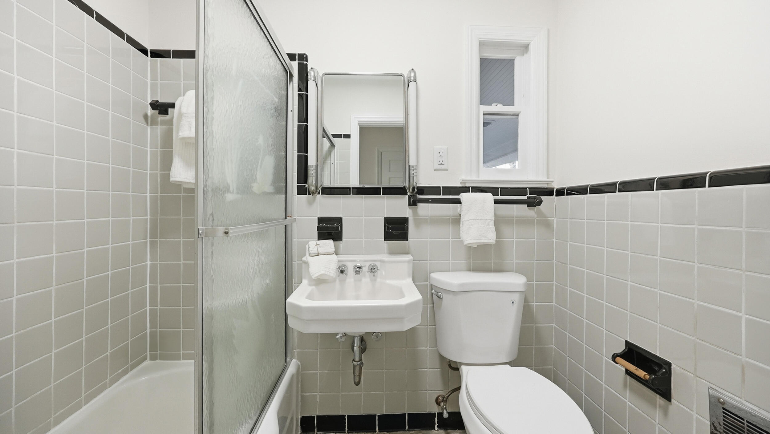 3416 Redding Road Chattanooga, TN 37415 - Photo 16 of 31 Hall Full Bathroom