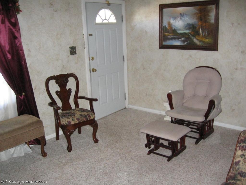 4620 South Hayden Street Amarillo, TX 79110 - Photo 5 of 12 a living room with furniture