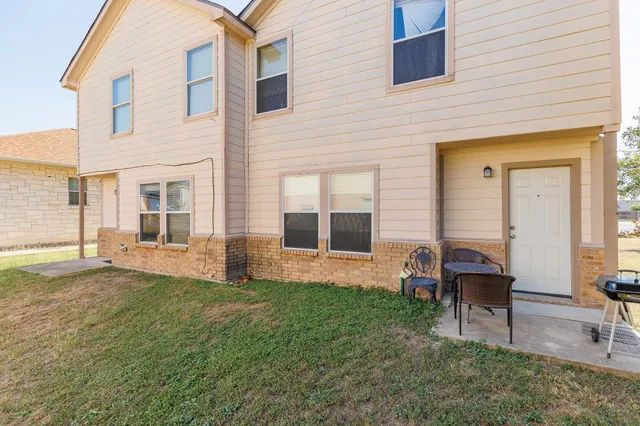 a view of a house with backyard and porch
