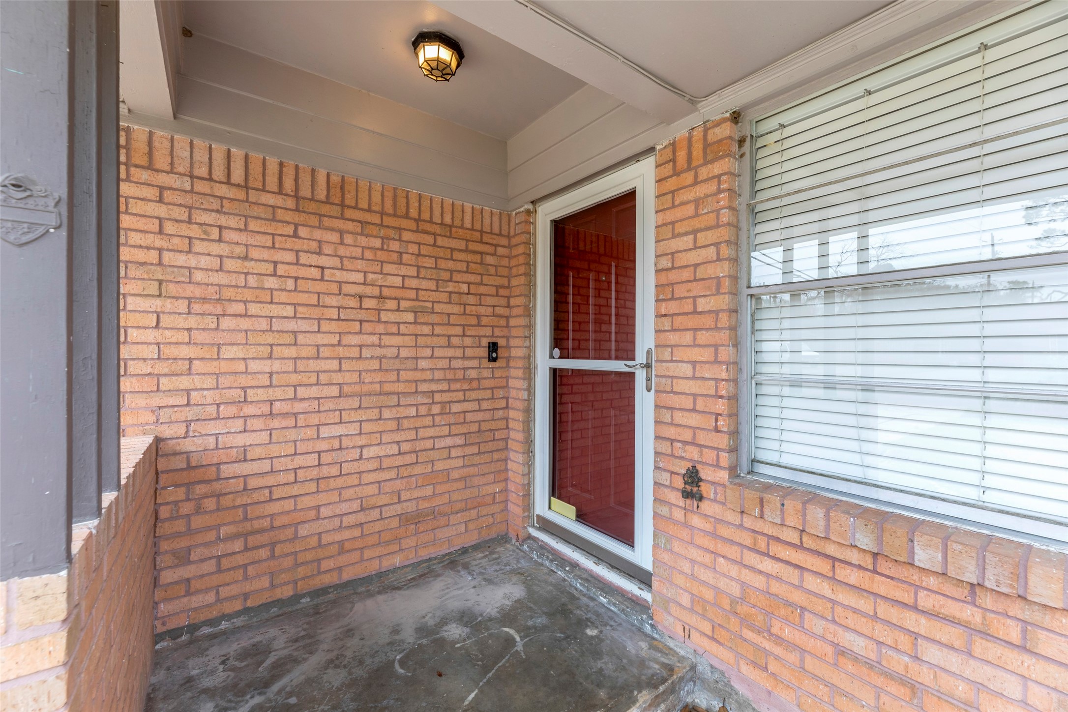 6148 Indigo Street Houston, TX 77074 - Photo 9 of 37 a view of wooden door