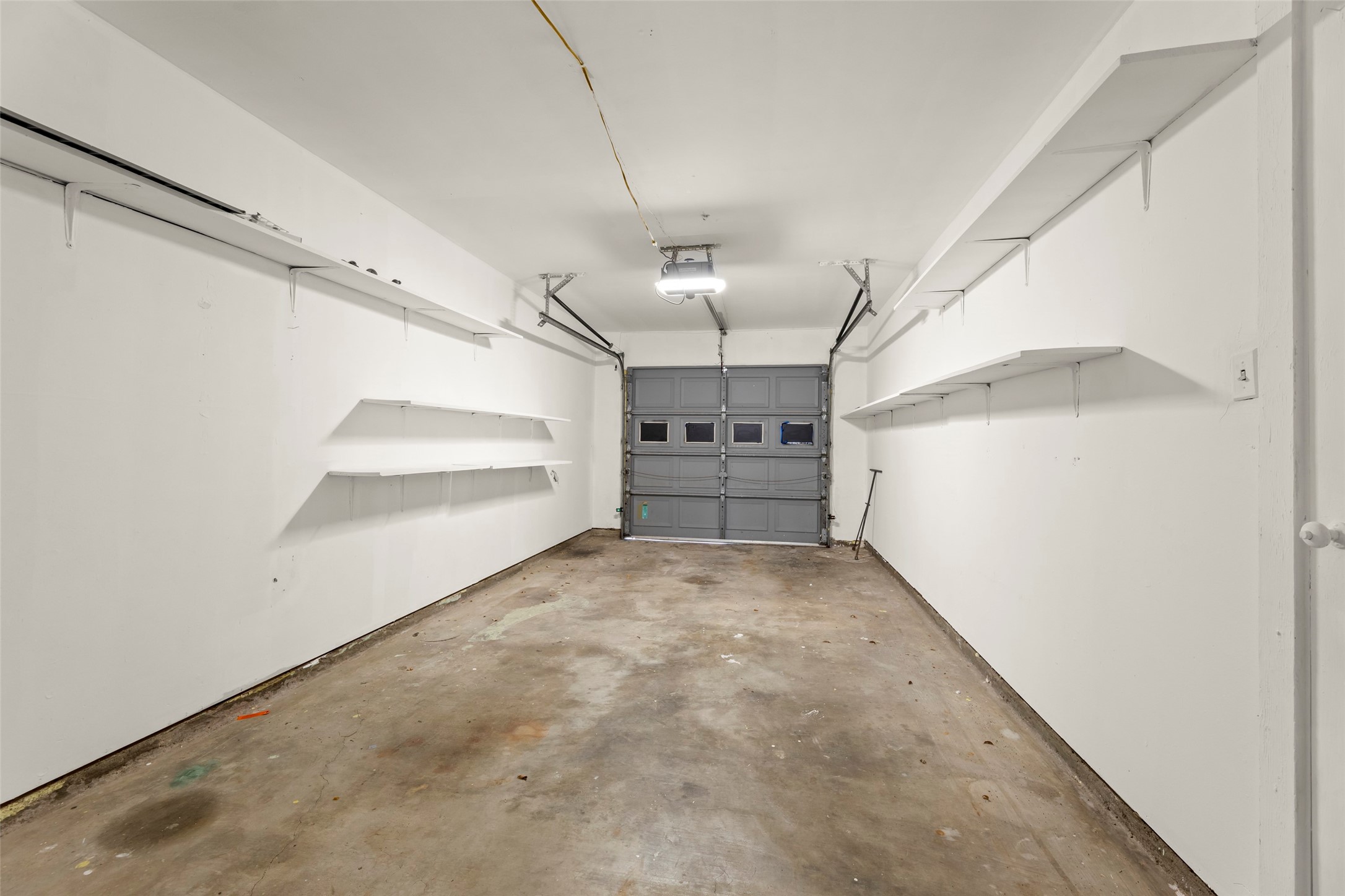 6148 Indigo Street Houston, TX 77074 - Photo 10 of 37 a view of a garage