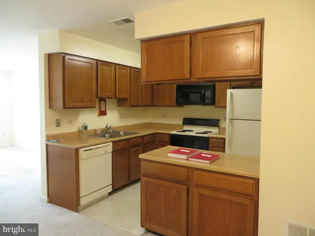 $2,195 | 6124 A Essex House Square, Alexandria, VA 22310