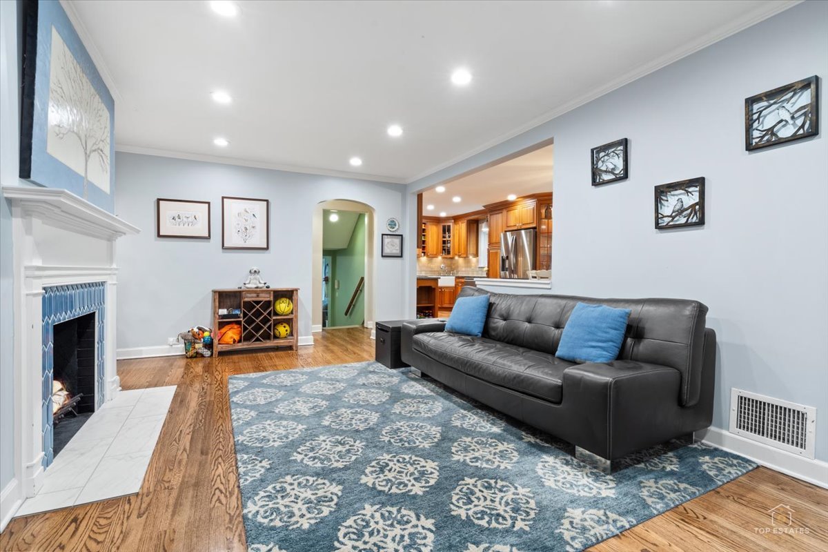 208 North Willow Road Elmhurst, IL 60126 - Photo 6 of 37 Gallery Image 6