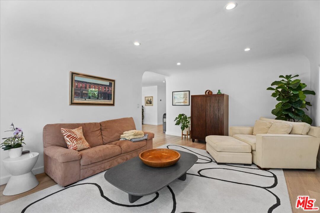 459 North Kings Road Los Angeles, CA 90048 - Photo 4 of 23