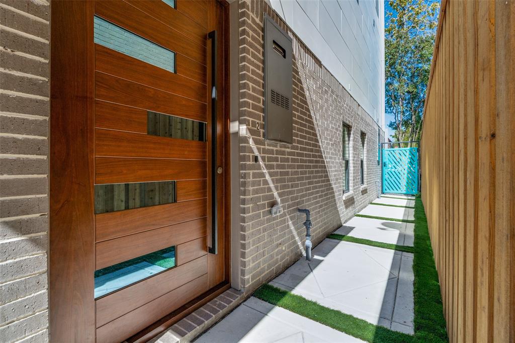 708 West 10th Street, Unit 101 Dallas, TX 75208 - Photo 2 of 31 Model Home Entrance