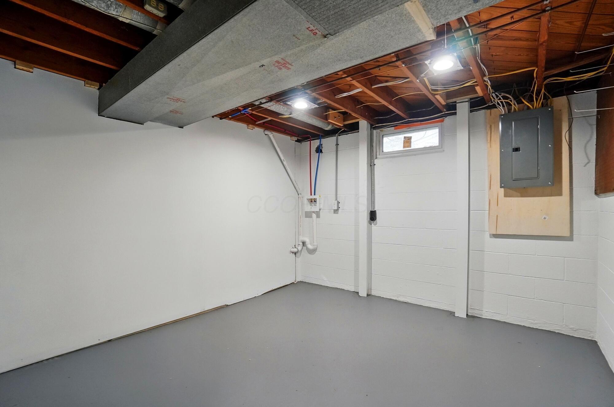 1105 Fordham Road Columbus, OH 43224 - Photo 35 of 52 Laundry Room