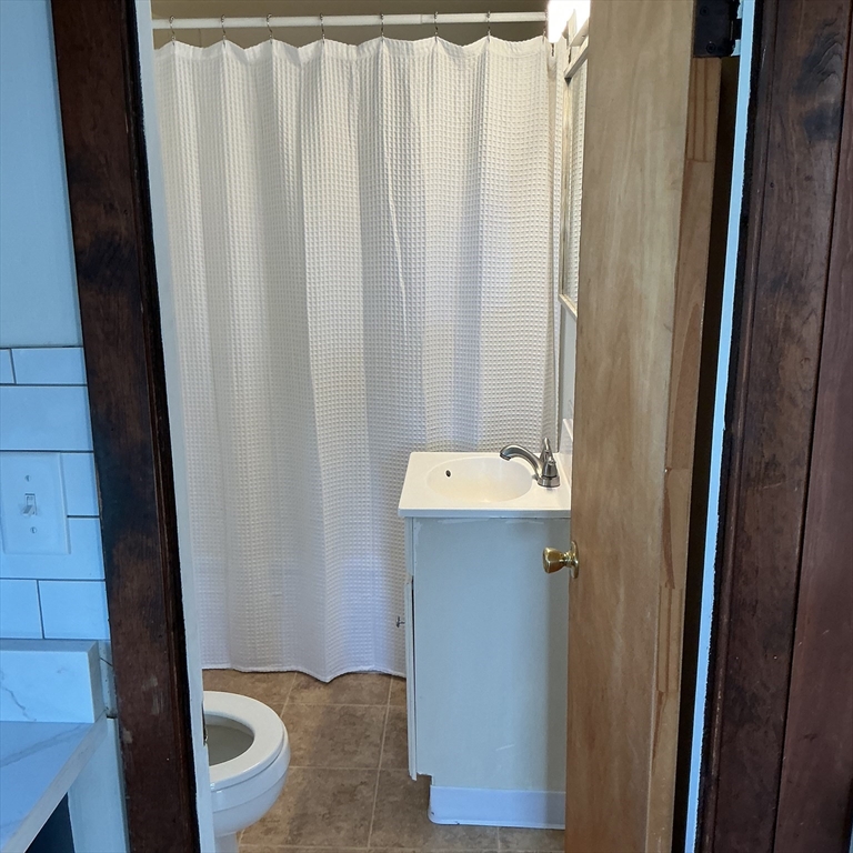 41 High Street, Unit 6 Amesbury, MA 01913 - Photo 8 of 16 a bathroom with a sink and toilet