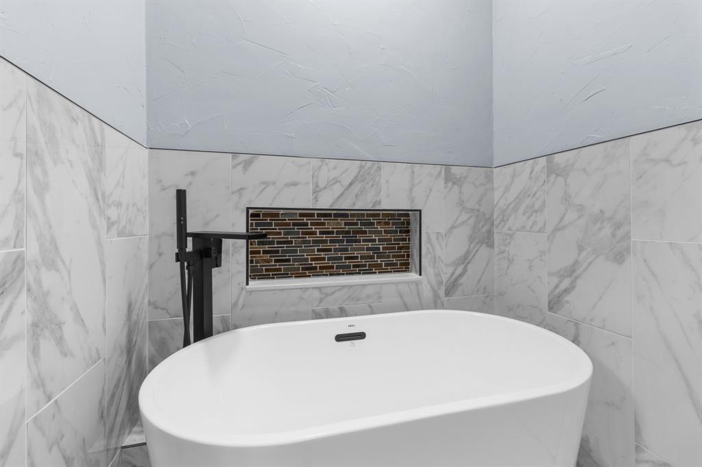 1818 Belden Street Sherman, TX 75092 - Photo 25 of 28 a bathroom with a bathtub